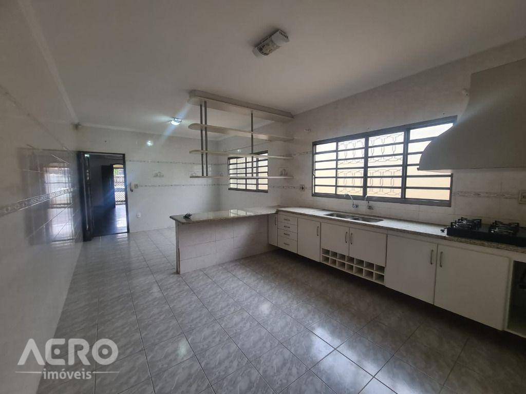 Casa à venda com 3 quartos, 223m² - Foto 13