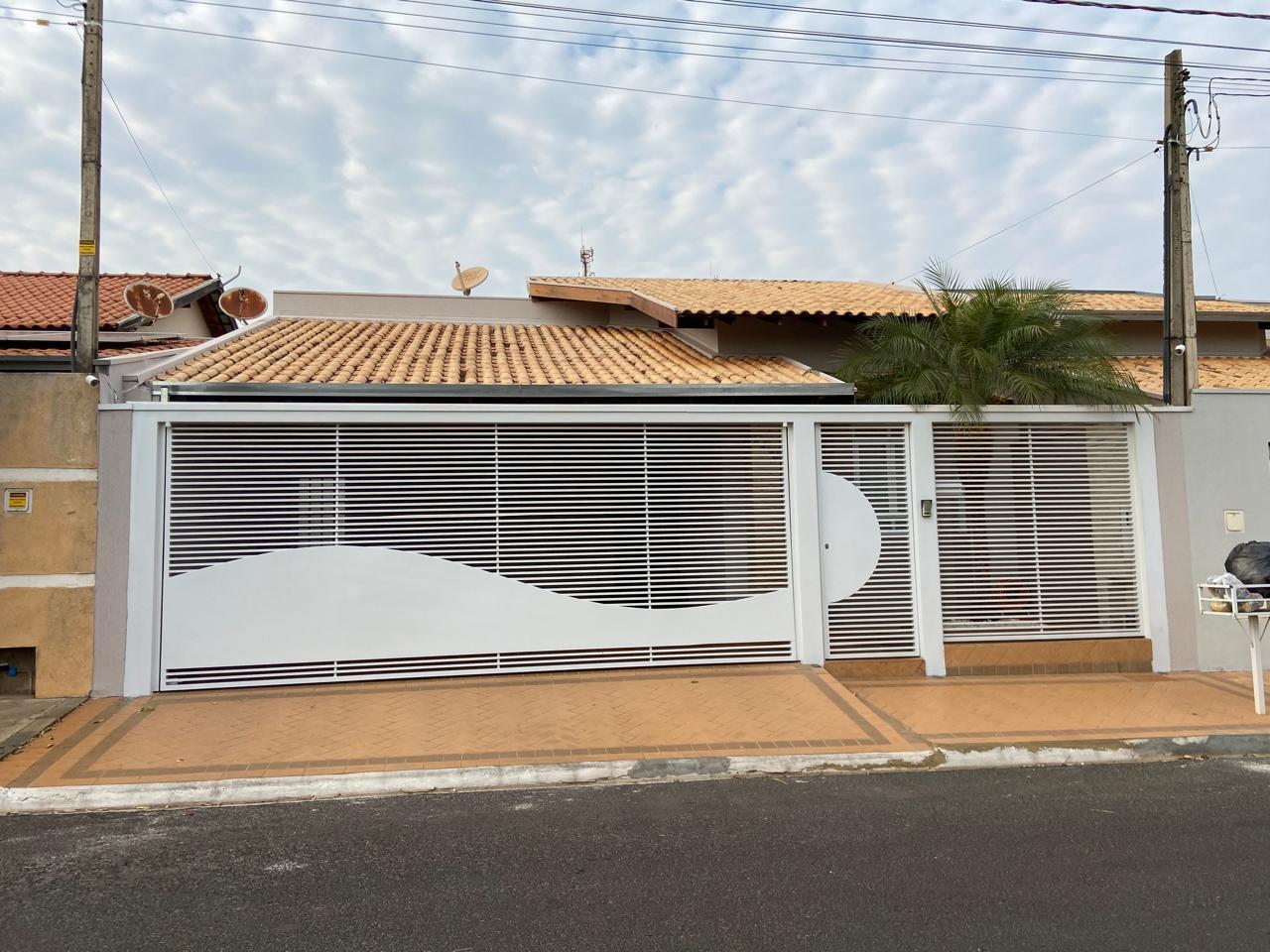 Casa à venda com 3 quartos, 250m² - Foto 1