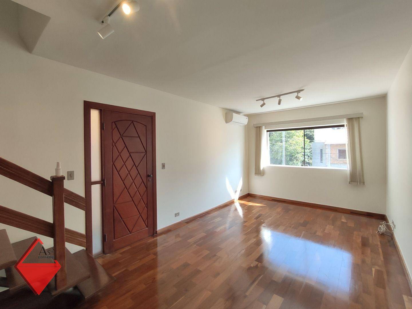 Casa à venda com 3 quartos, 169m² - Foto 1