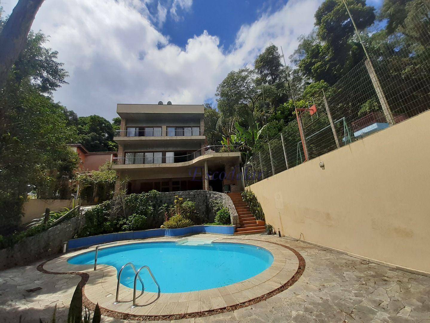 Casa para alugar com 4 quartos, 493m² - Foto 1