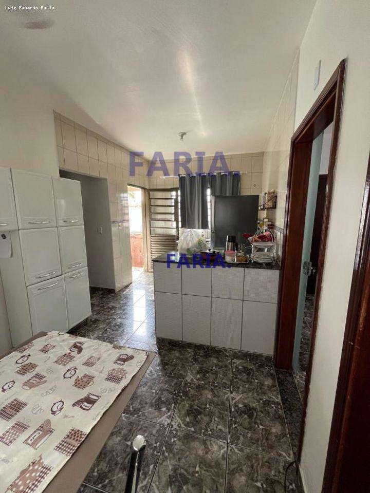 Casa à venda com 3 quartos, 100m² - Foto 4