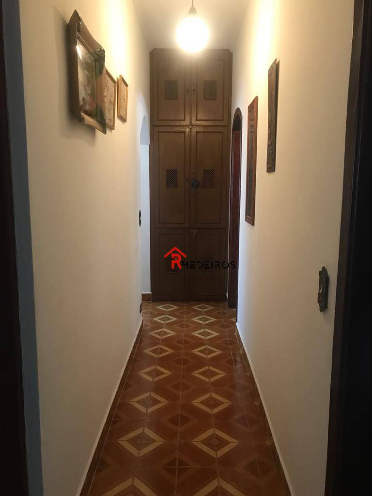 Casa à venda com 6 quartos, 240m² - Foto 2