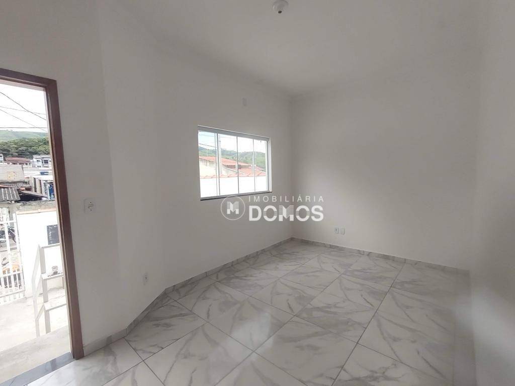 Casa à venda com 2 quartos, 66m² - Foto 2