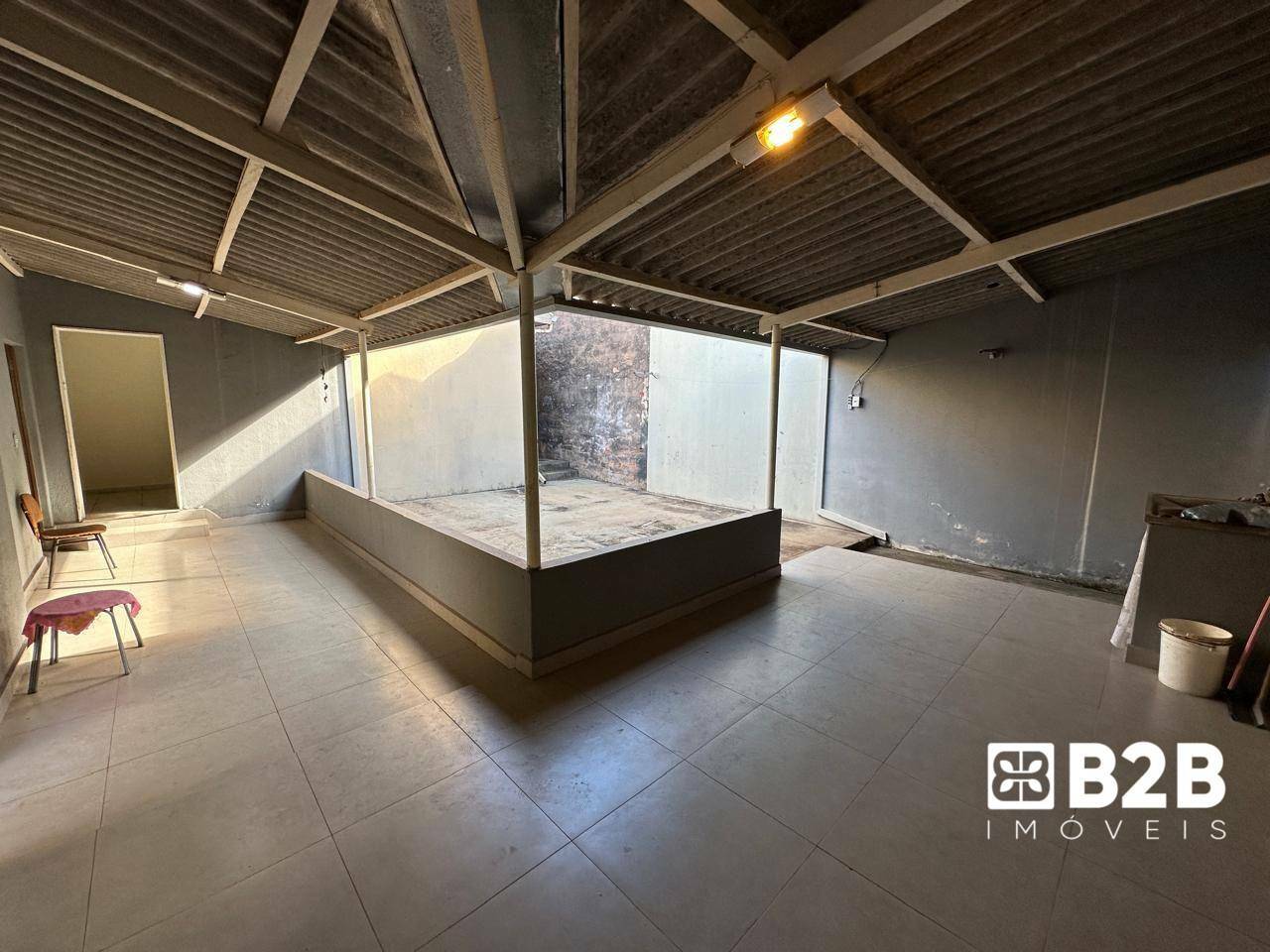 Casa à venda com 4 quartos, 260m² - Foto 1