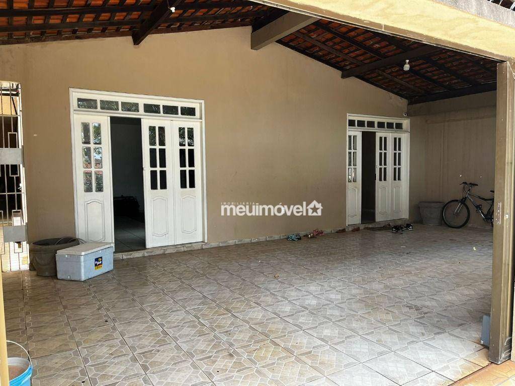 Casa à venda com 5 quartos, 230m² - Foto 1