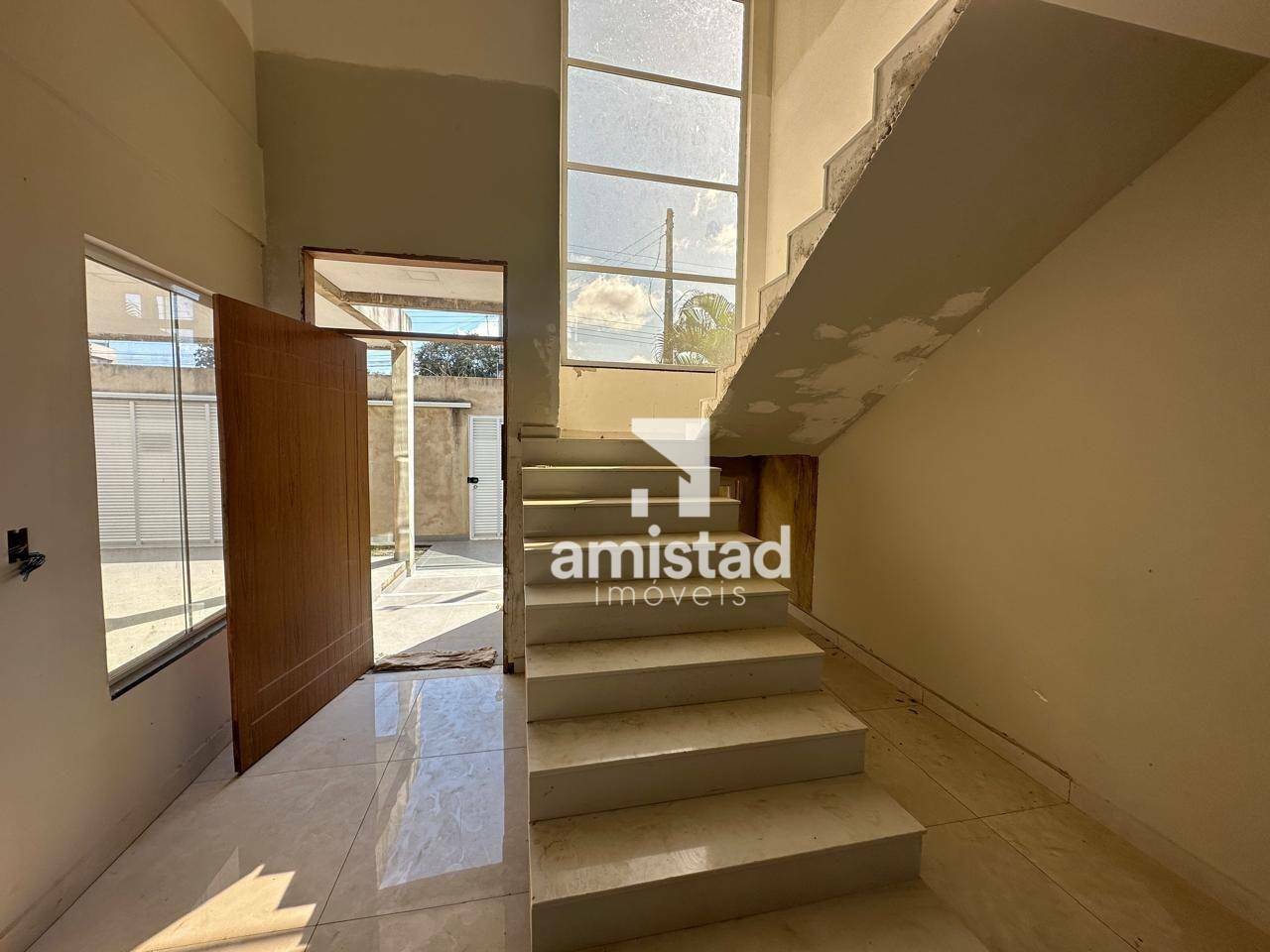 Casa à venda com 3 quartos, 226m² - Foto 1