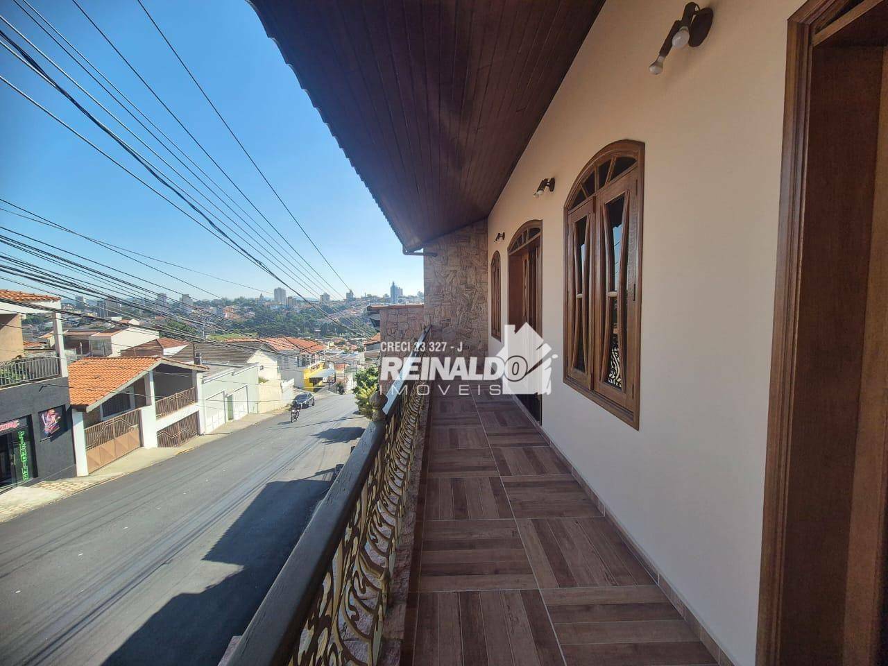 Casa à venda e aluguel com 3 quartos, 250m² - Foto 1