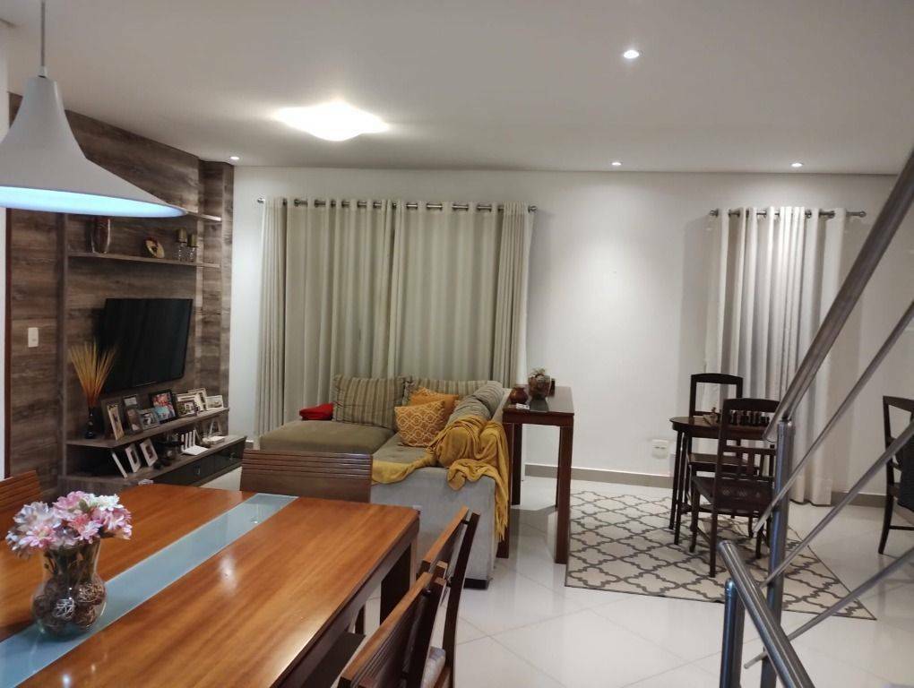 Casa de Condomínio à venda com 4 quartos, 240m² - Foto 1