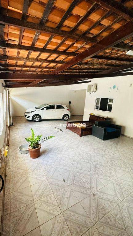 Casa à venda com 3 quartos, 222m² - Foto 1