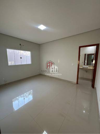 Casa à venda com 3 quartos, 161m² - Foto 1