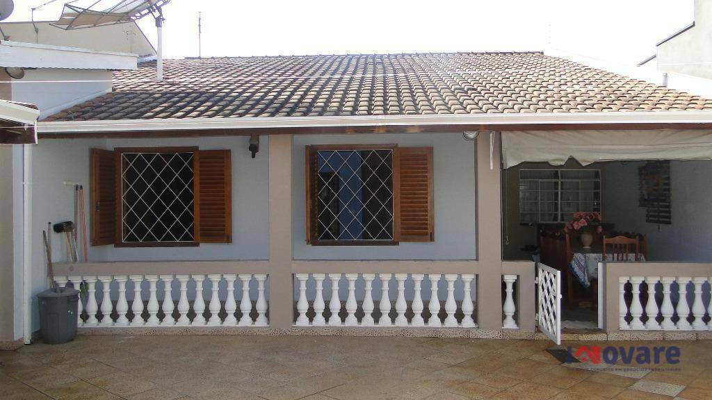 Casa à venda com 3 quartos, 240m² - Foto 1