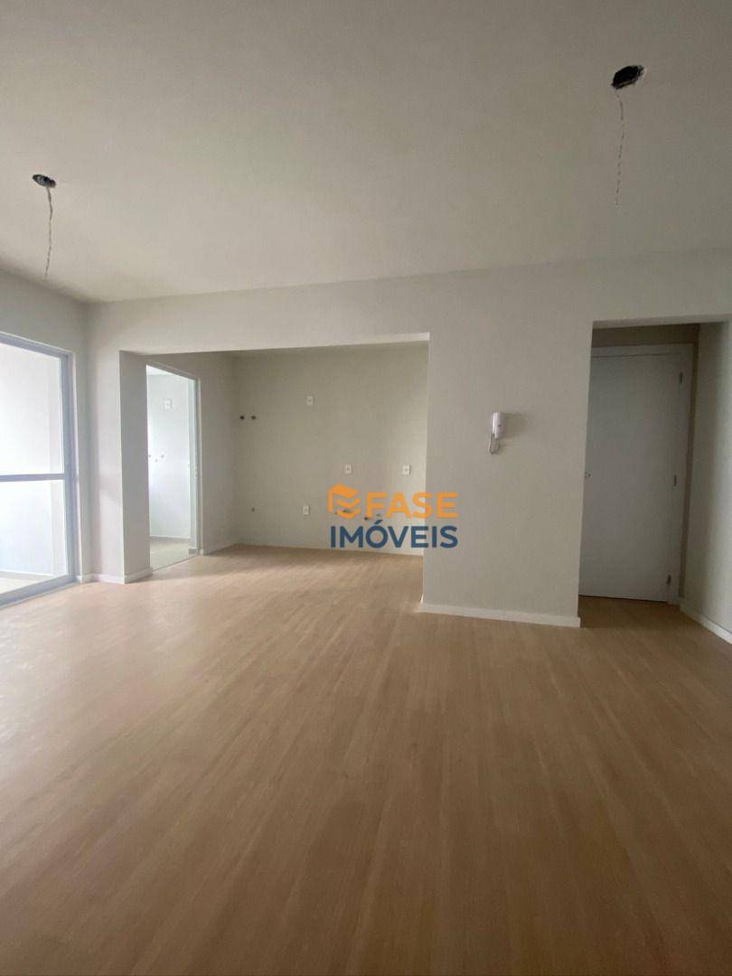 Apartamento à venda com 3 quartos, 81m² - Foto 2