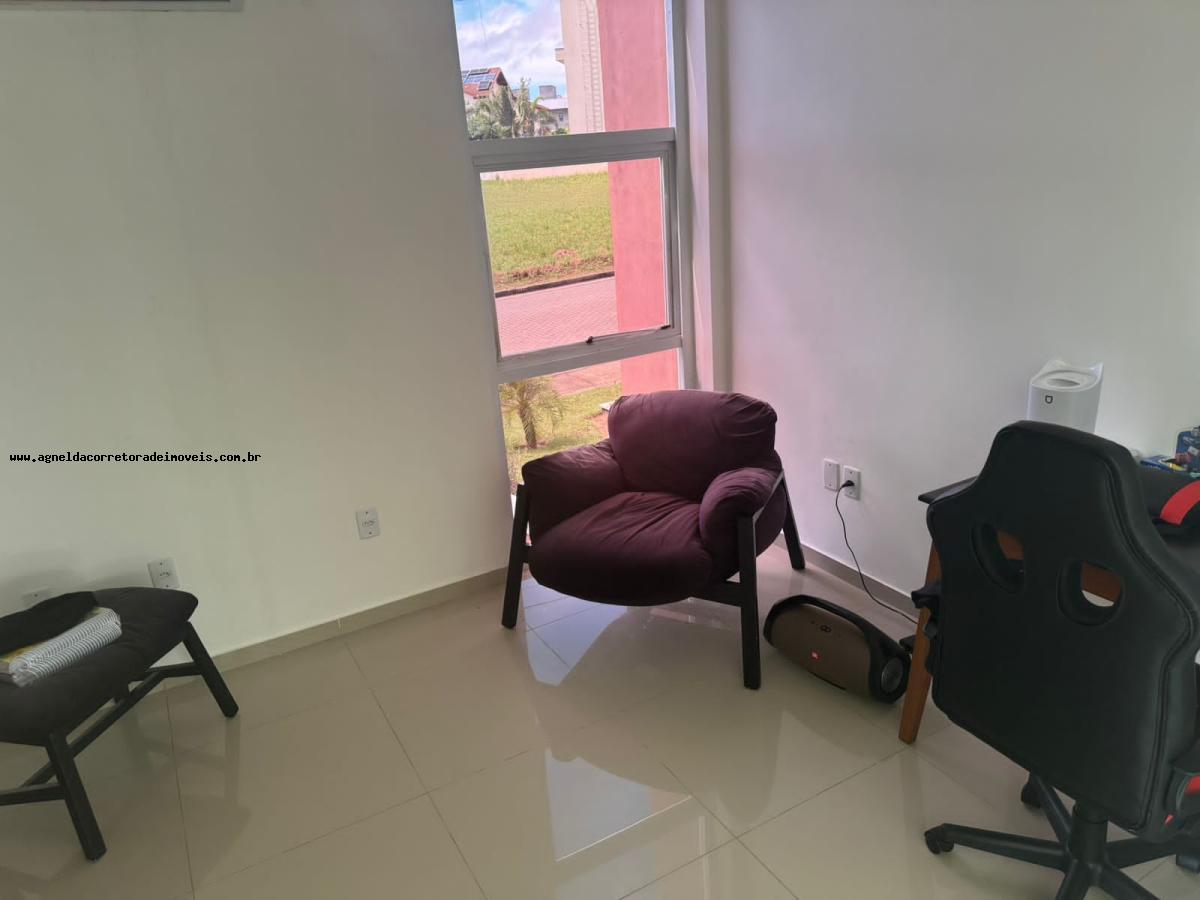 Casa de Condomínio para alugar com 4 quartos, 320m² - Foto 13