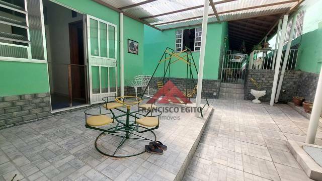 Casa à venda com 3 quartos, 300m² - Foto 1