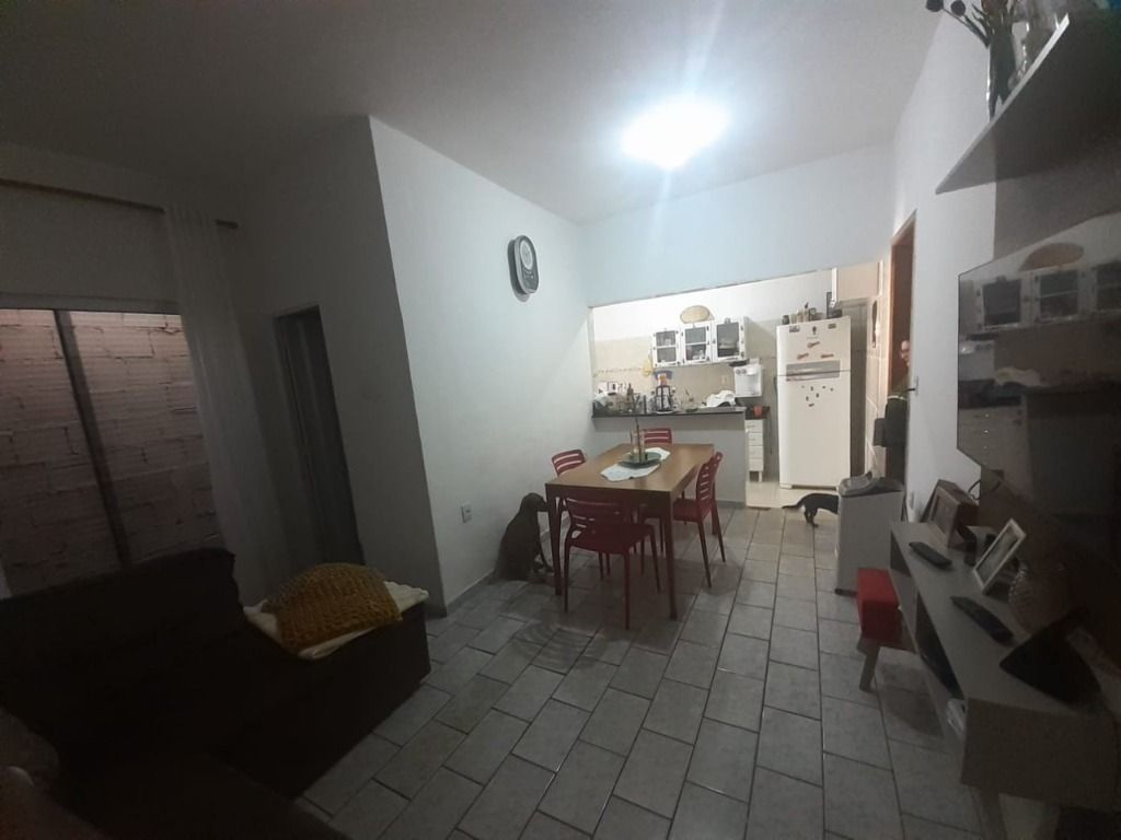 Casa à venda com 2 quartos, 60m² - Foto 2