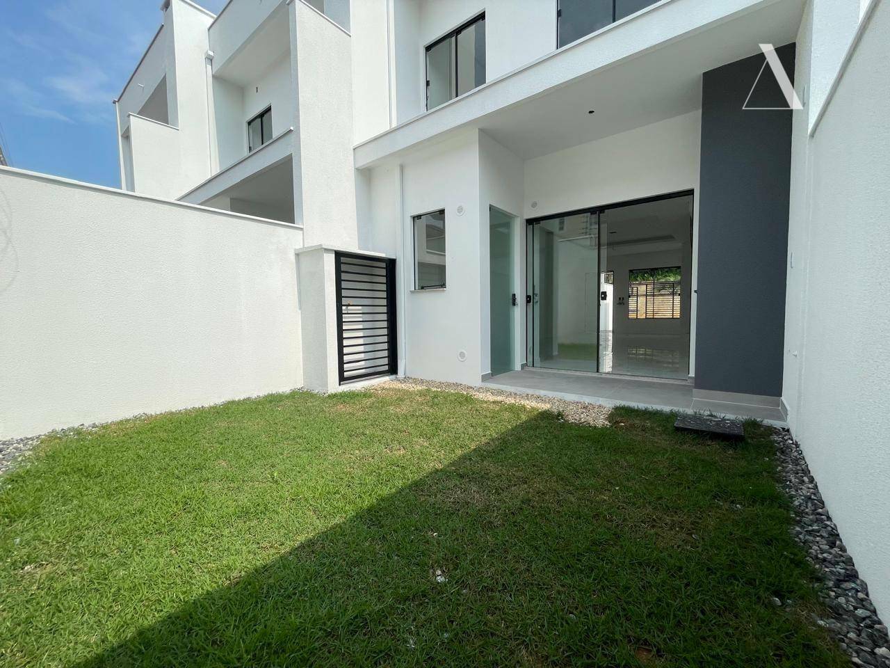 Casa à venda com 3 quartos, 111m² - Foto 1