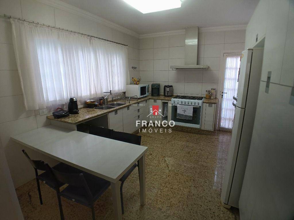 Casa de Condomínio à venda com 3 quartos, 220m² - Foto 13