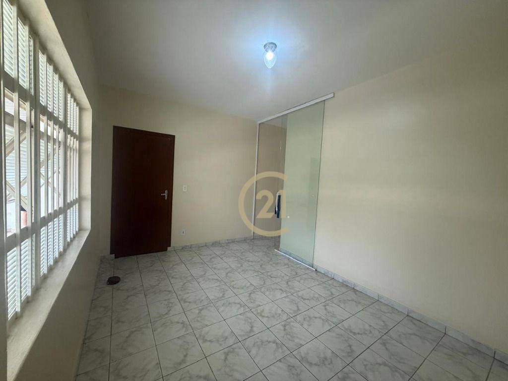 Casa à venda com 3 quartos, 198m² - Foto 2