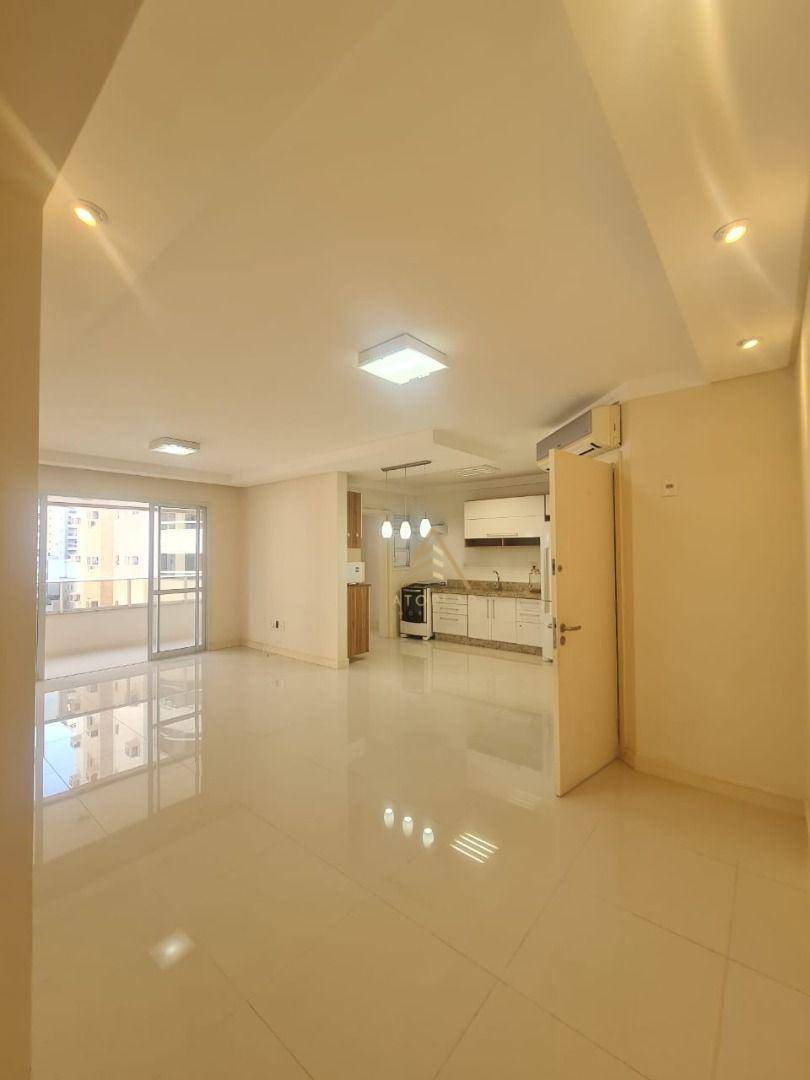 Apartamento à venda com 3 quartos, 107m² - Foto 2