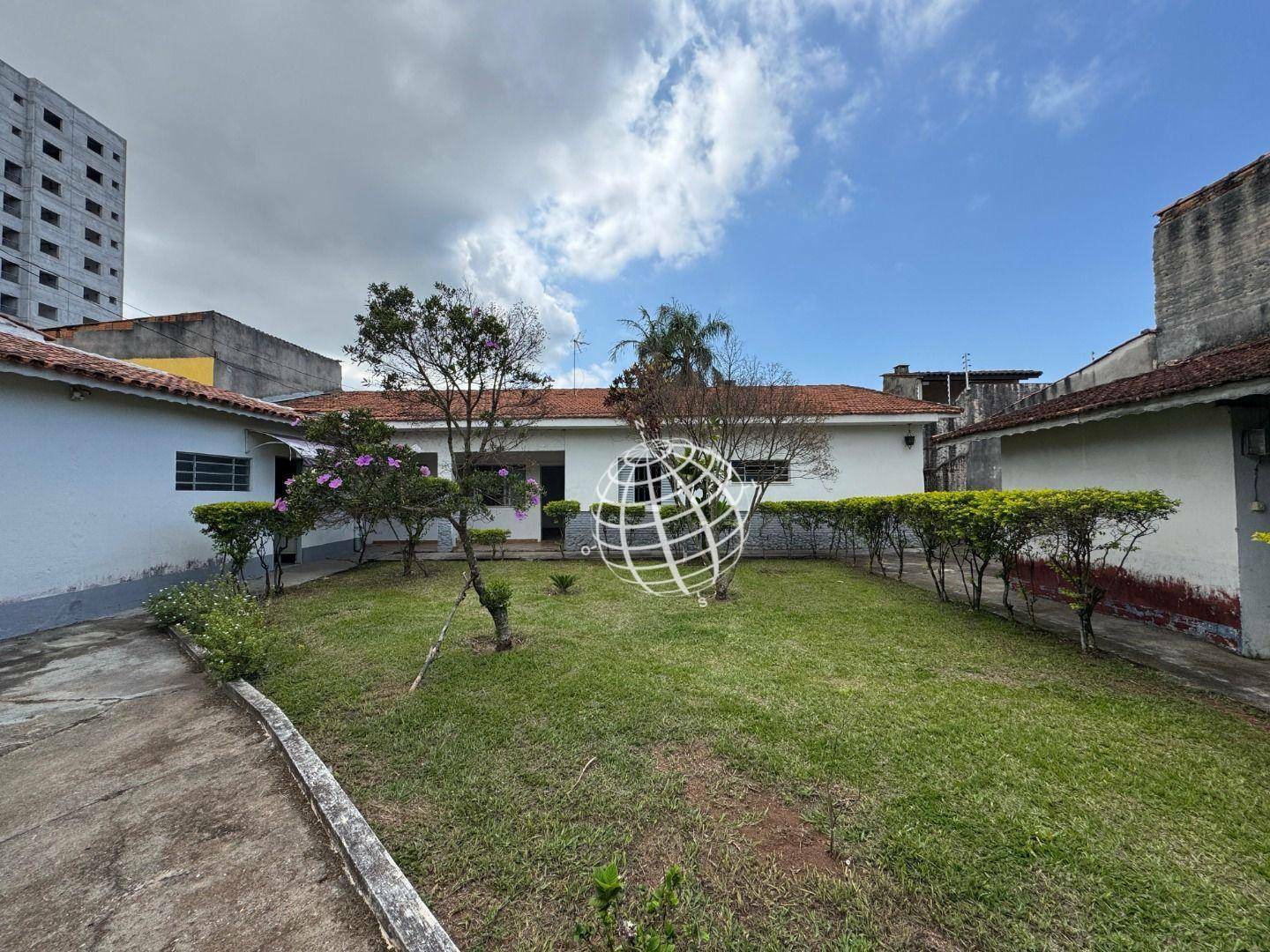 Casa à venda e aluguel com 3 quartos, 220m² - Foto 2