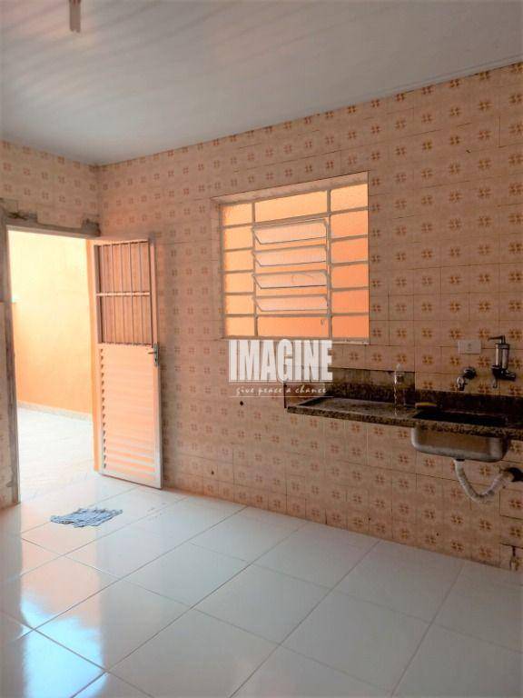 Casa à venda com 2 quartos, 66m² - Foto 4