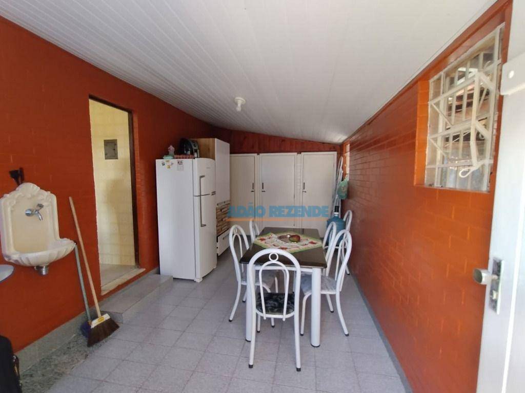 Casa à venda com 4 quartos, 221m² - Foto 12