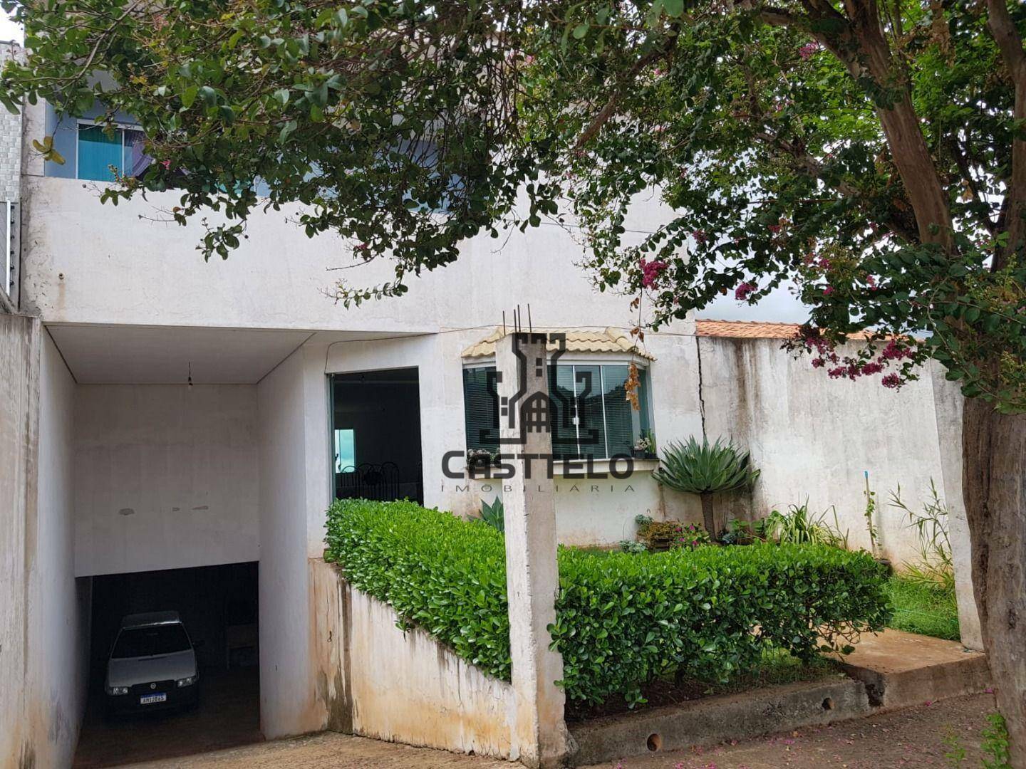 Casa à venda com 3 quartos, 242m² - Foto 1