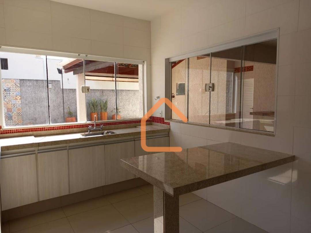 Casa à venda com 4 quartos, 246m² - Foto 2