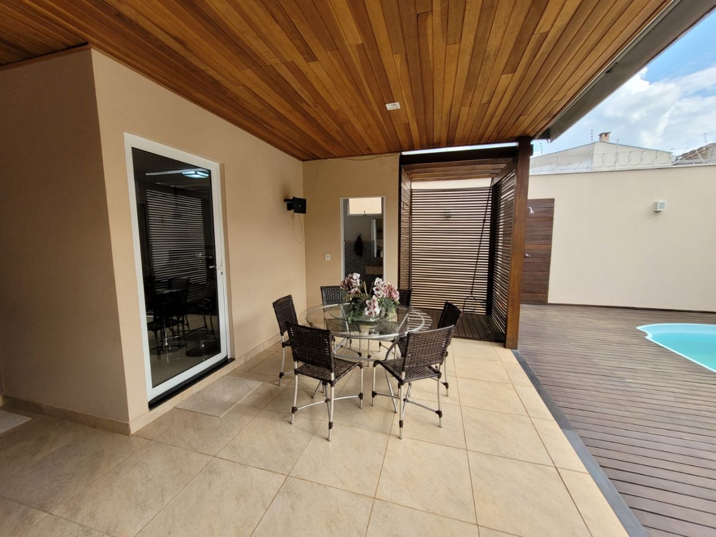 Casa à venda com 3 quartos, 220m² - Foto 1