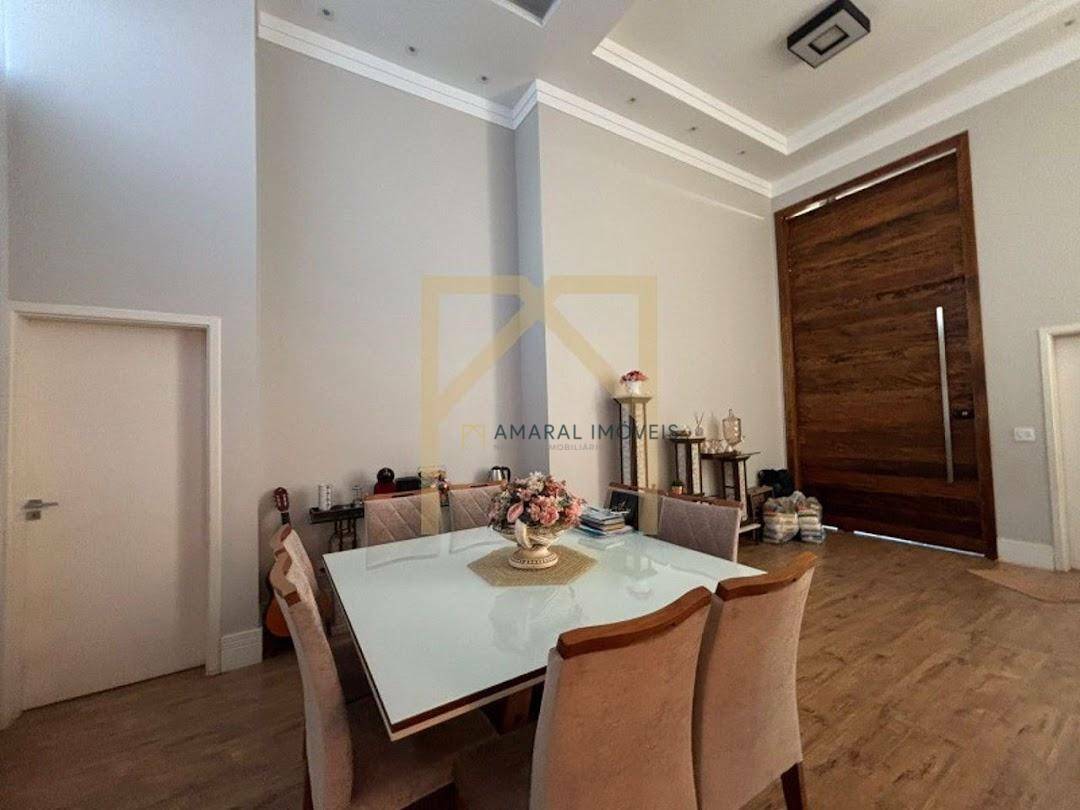 Casa à venda com 3 quartos, 208m² - Foto 3