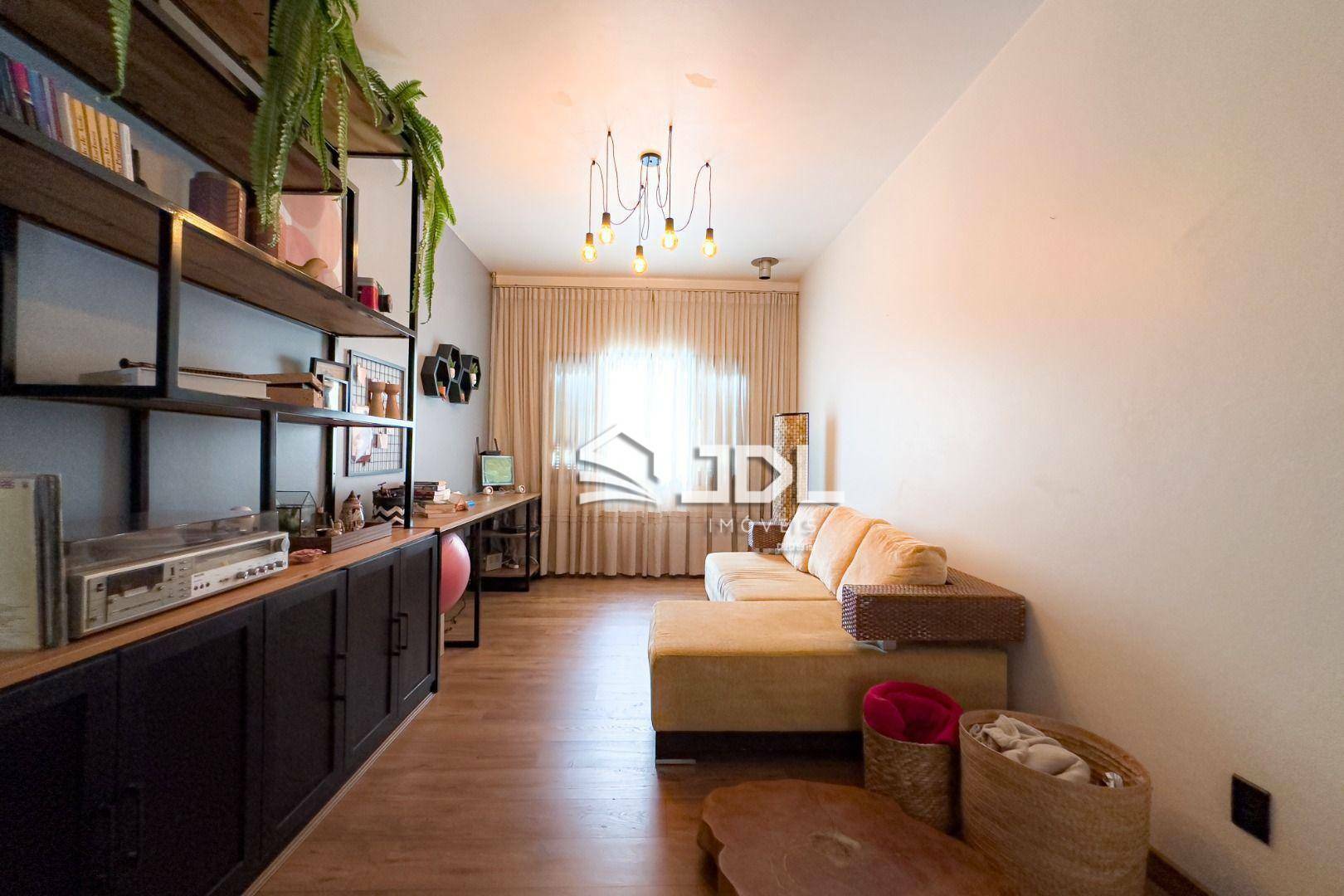 Casa à venda com 3 quartos, 198m² - Foto 1