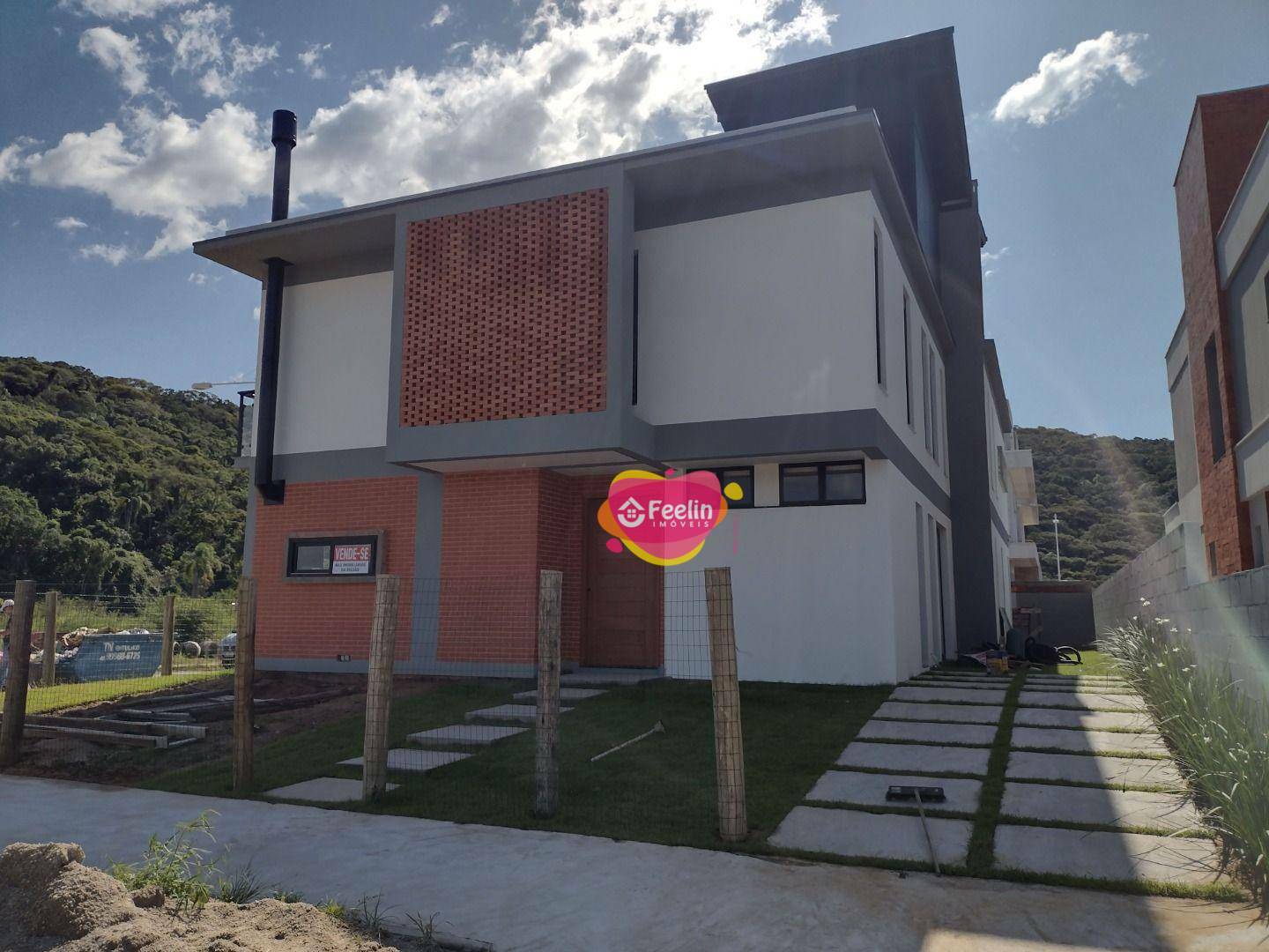 Casa à venda com 3 quartos, 174m² - Foto 1