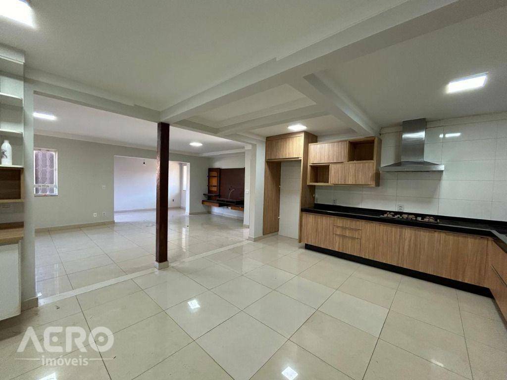 Casa de Condomínio à venda com 3 quartos, 200m² - Foto 1