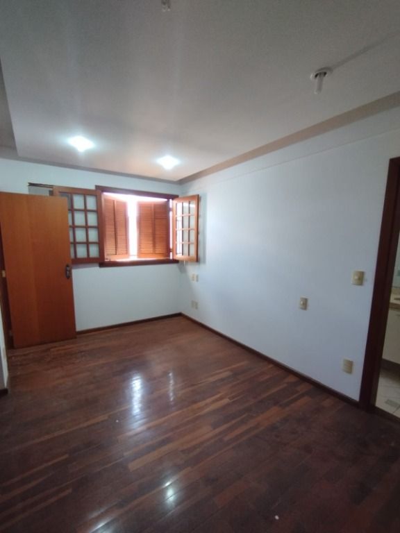 Casa para alugar com 5 quartos, 360m² - Foto 12