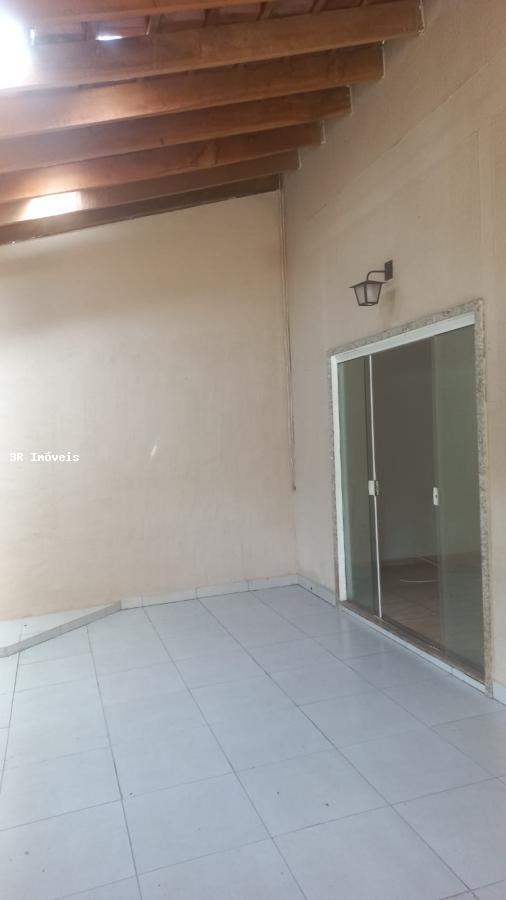 Casa à venda com 3 quartos, 200m² - Foto 1