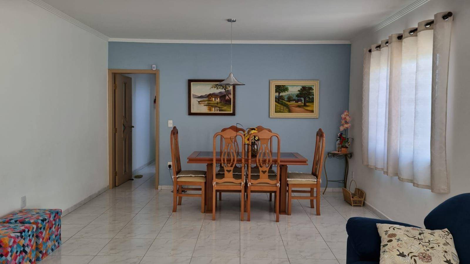 Casa à venda com 3 quartos, 218m² - Foto 1