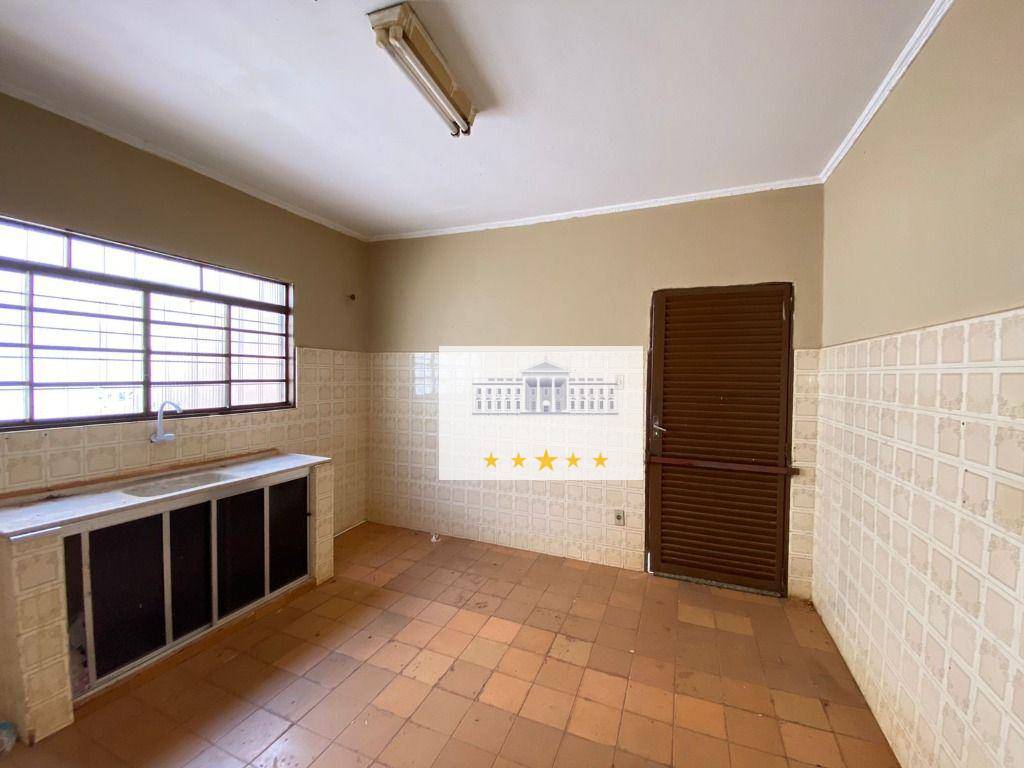 Casa à venda com 3 quartos, 180m² - Foto 1