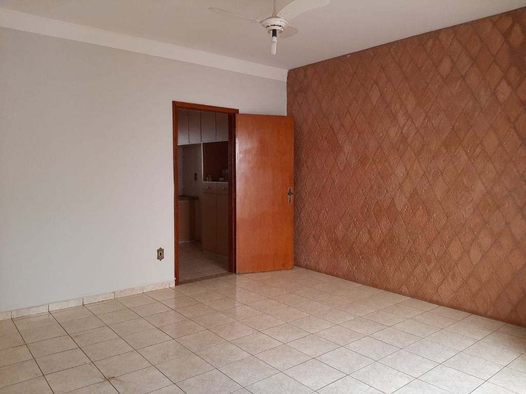 Casa à venda com 6 quartos, 256m² - Foto 1