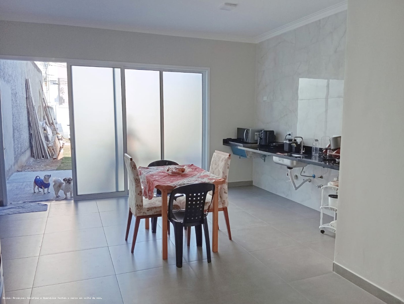 Casa à venda com 3 quartos, 127m² - Foto 1