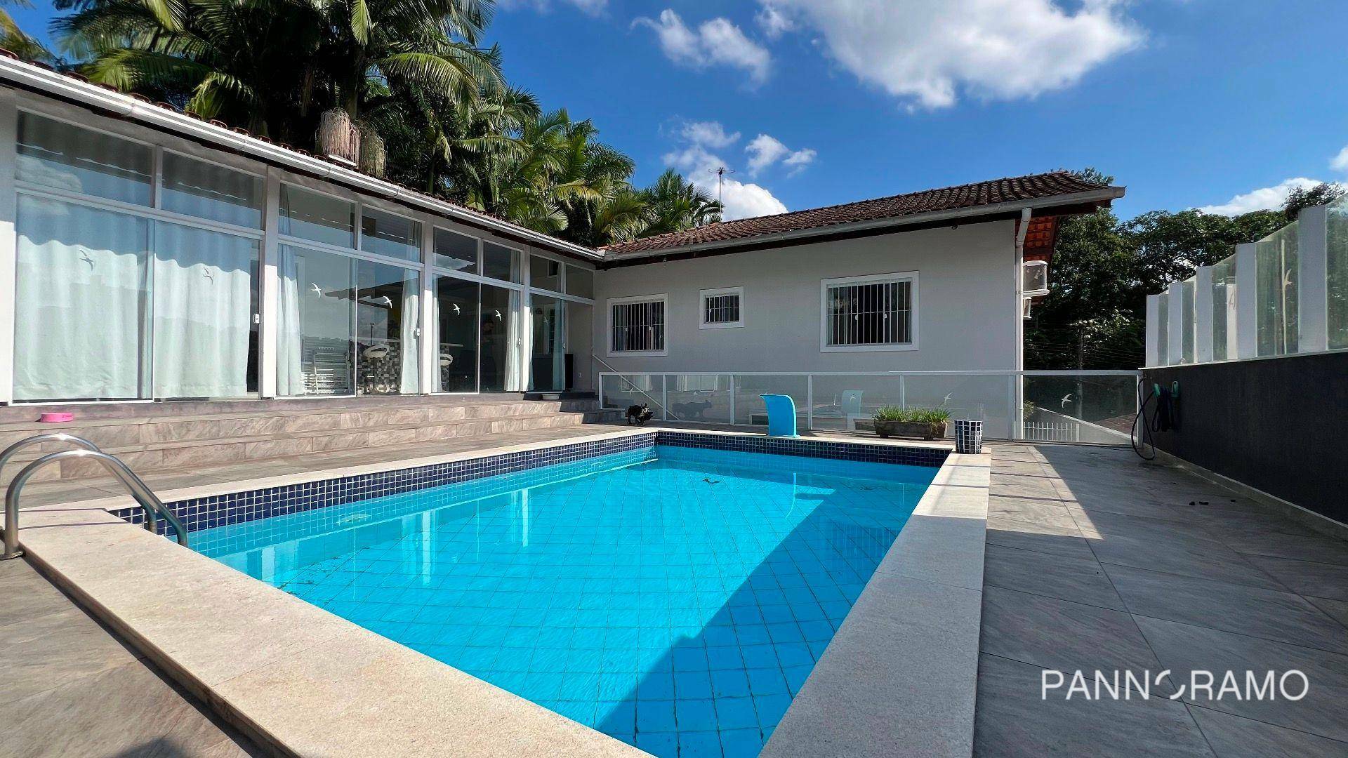 Casa à venda com 3 quartos, 199m² - Foto 1