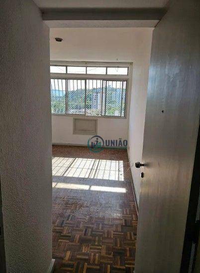 Apartamento à venda com 2 quartos, 70m² - Foto 3