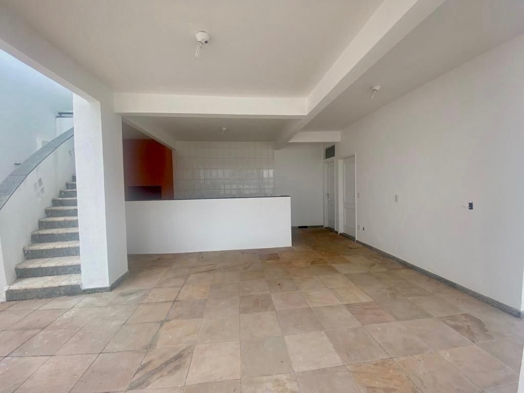 Casa à venda com 4 quartos, 320m² - Foto 1