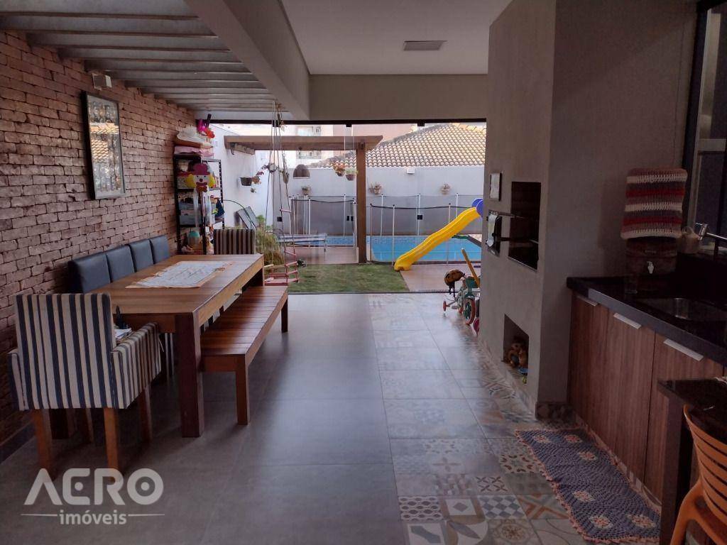 Casa de Condomínio à venda com 3 quartos, 220m² - Foto 3