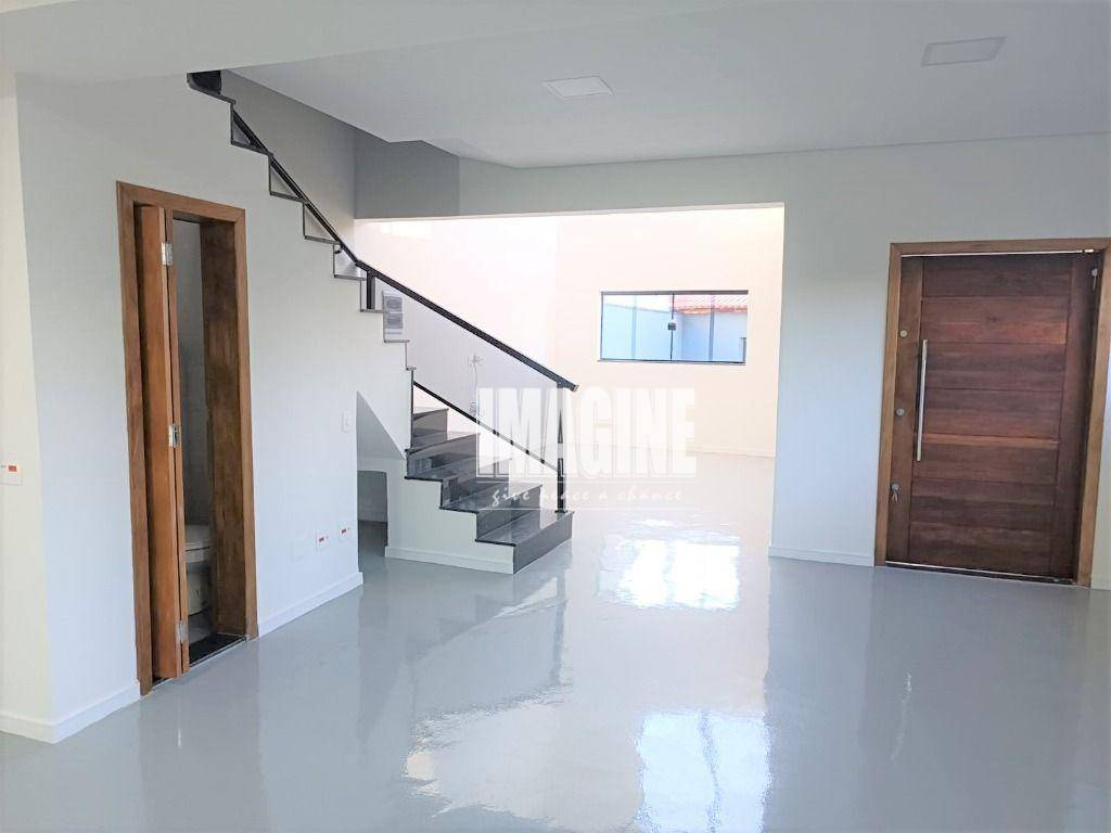 Sobrado à venda com 3 quartos, 233m² - Foto 1