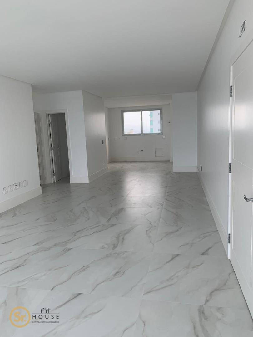 Apartamento à venda com 3 quartos, 151m² - Foto 2