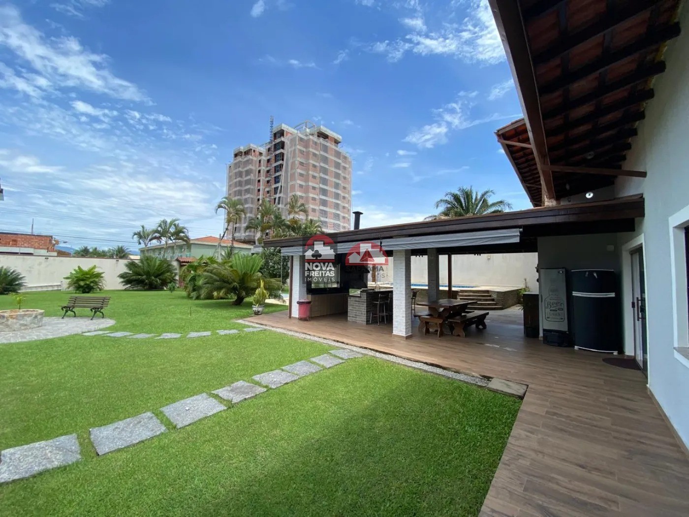 Casa à venda com 4 quartos, 1000m² - Foto 1