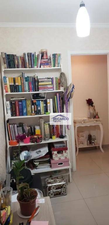 Apartamento à venda com 3 quartos, 74m² - Foto 2