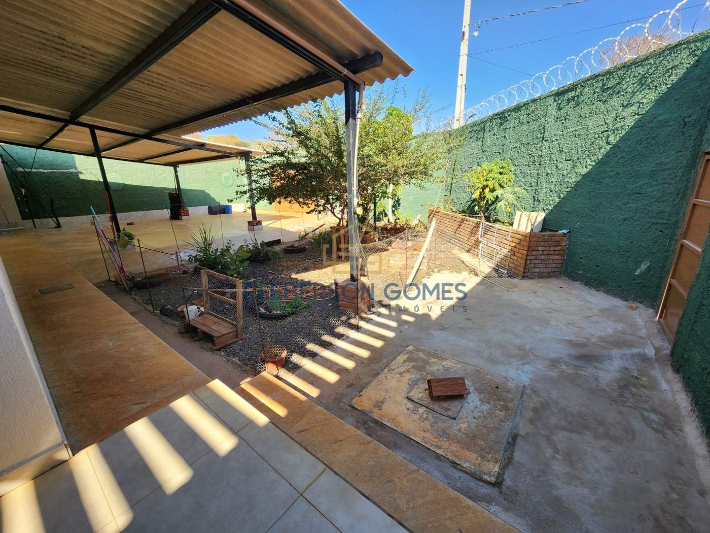 Casa à venda com 3 quartos, 287m² - Foto 1