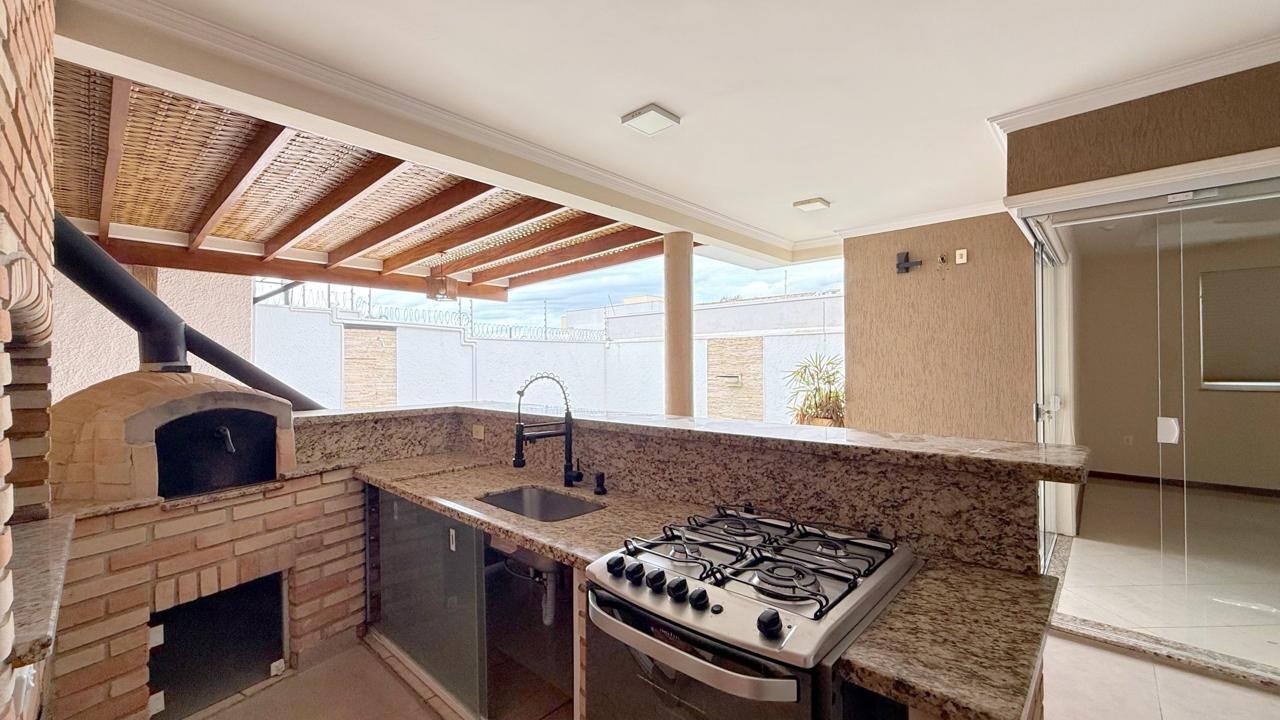 Casa para alugar com 3 quartos, 357m² - Foto 2