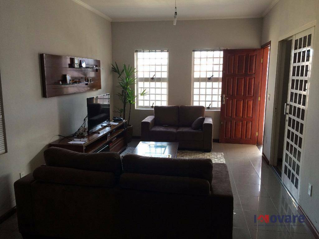 Casa à venda com 3 quartos, 200m² - Foto 1